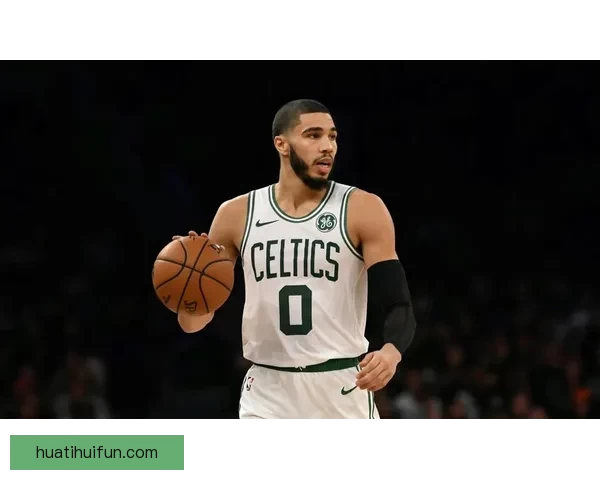 塔图姆向裁判索要技术犯规仍被判罚他逐渐找回比赛手感